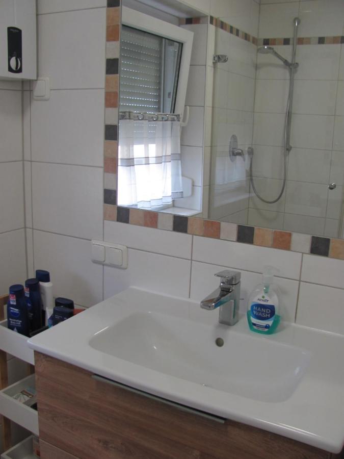 #1Gemuetliches Ruhiges Sonniges Balkonzimmer Mit Gemeinschaftsbad W-Lan Airport Nah Late Night Check In Haus Nr 9,5 Trunkelsberg Eksteriør bilde